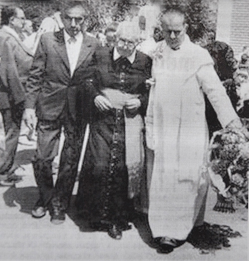 Az egykori vádlottak: Som István (balról) és Asztalos János (középen) 1993. június 3-án, amikor felmnetették a falut a kollektív bűnösség vádja alól