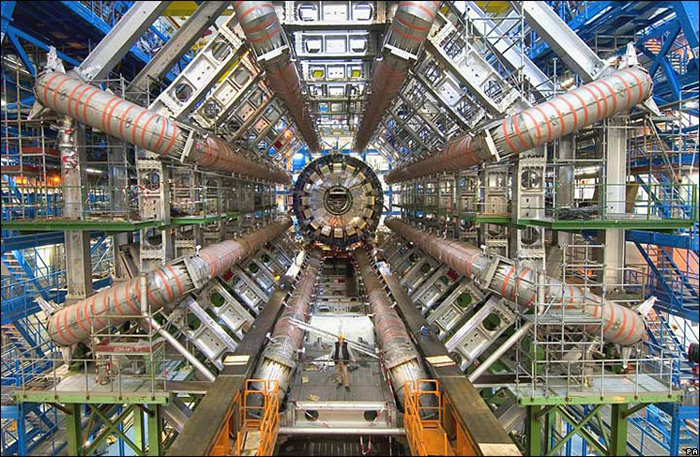 A Nagy Hadronütköztető (LHC) gyűrűjén épült egyik részecskedetektor, az ATLAS.  A huszonöt méter átmérőjű érzékelő közepén ütköznek az LHC által létrehozott protonnyaláb protonjai. Az ATLAS általános célú detektor, tehát nem egy speciális fizikai folyamatra „koncentrál", hanem a lehető legtöbb adatot begyűjti (Fotó: flickr)